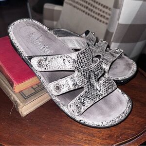Alegria sandals in beautiful silver “snakeskin” material w/ Velcro straps